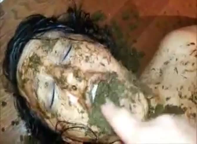 Video :Lady got poop collected from her ass and put it in her mouth